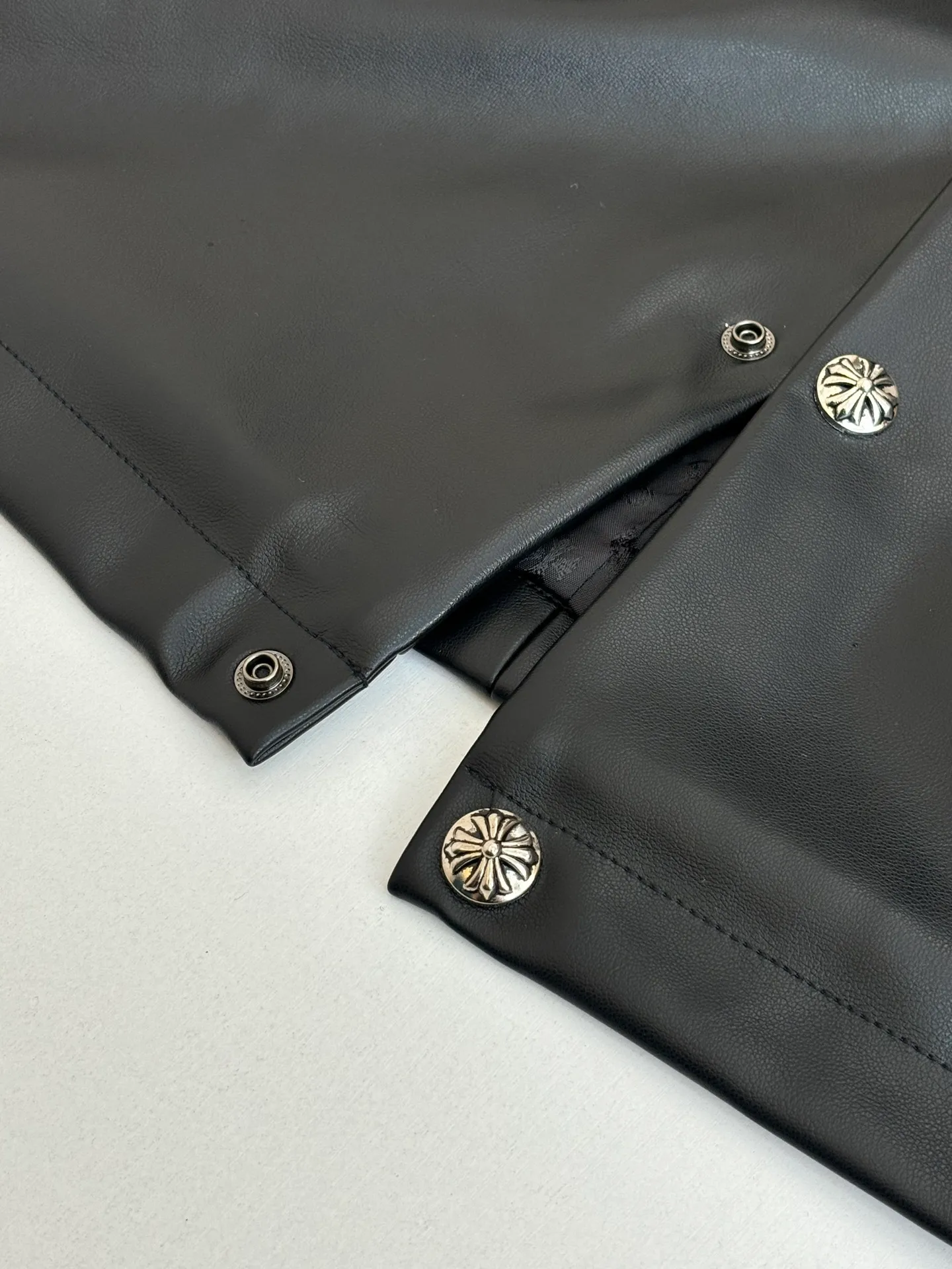 P580 Chrome Heart*/Chrome Heart Hardware Cross Leather Snap Button Jacket Originally purchased for 84,300, the fabric is made of black pebbled two-layer cowhide, customized silk jacquard logo lining, embroidery is processed by TAJIMA machine, patch embroidery technology, imported template machine shape on the back, customized genuine leather trademark, customized genuine leather size, customized 5.8cm metal logo mark, customized 18mm four-button buckle, customized 18mm two-button button, a full set of three-label accessories, exclusively produced.  Size：S/M/L/XL